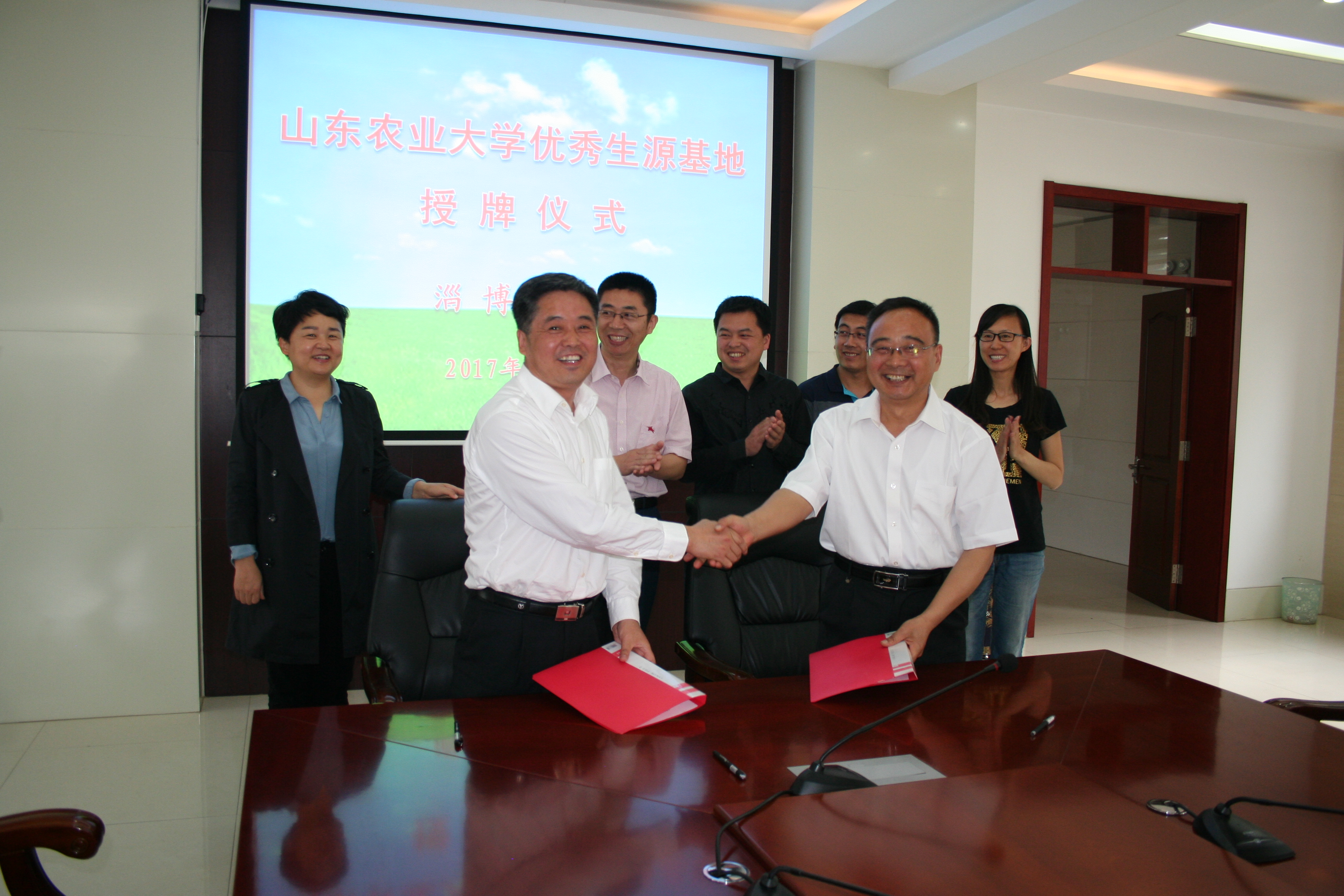 学院党委书记魏立政和淄博六中副校长聂廷生签署协议