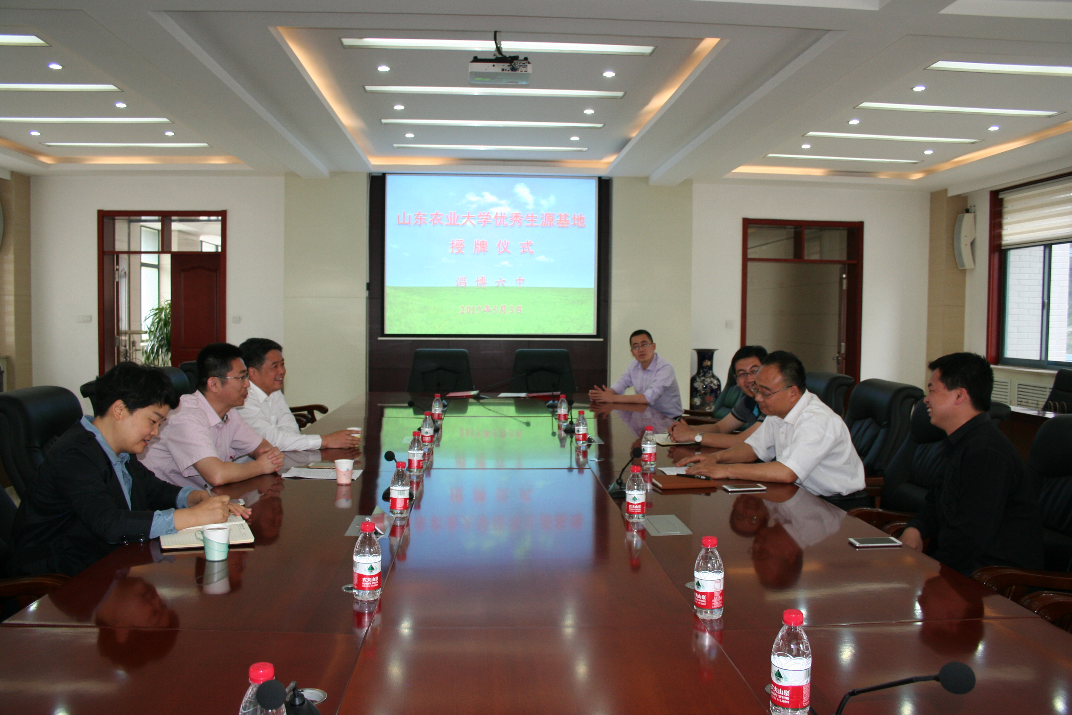 领导老师们在淄博六中召开座谈会