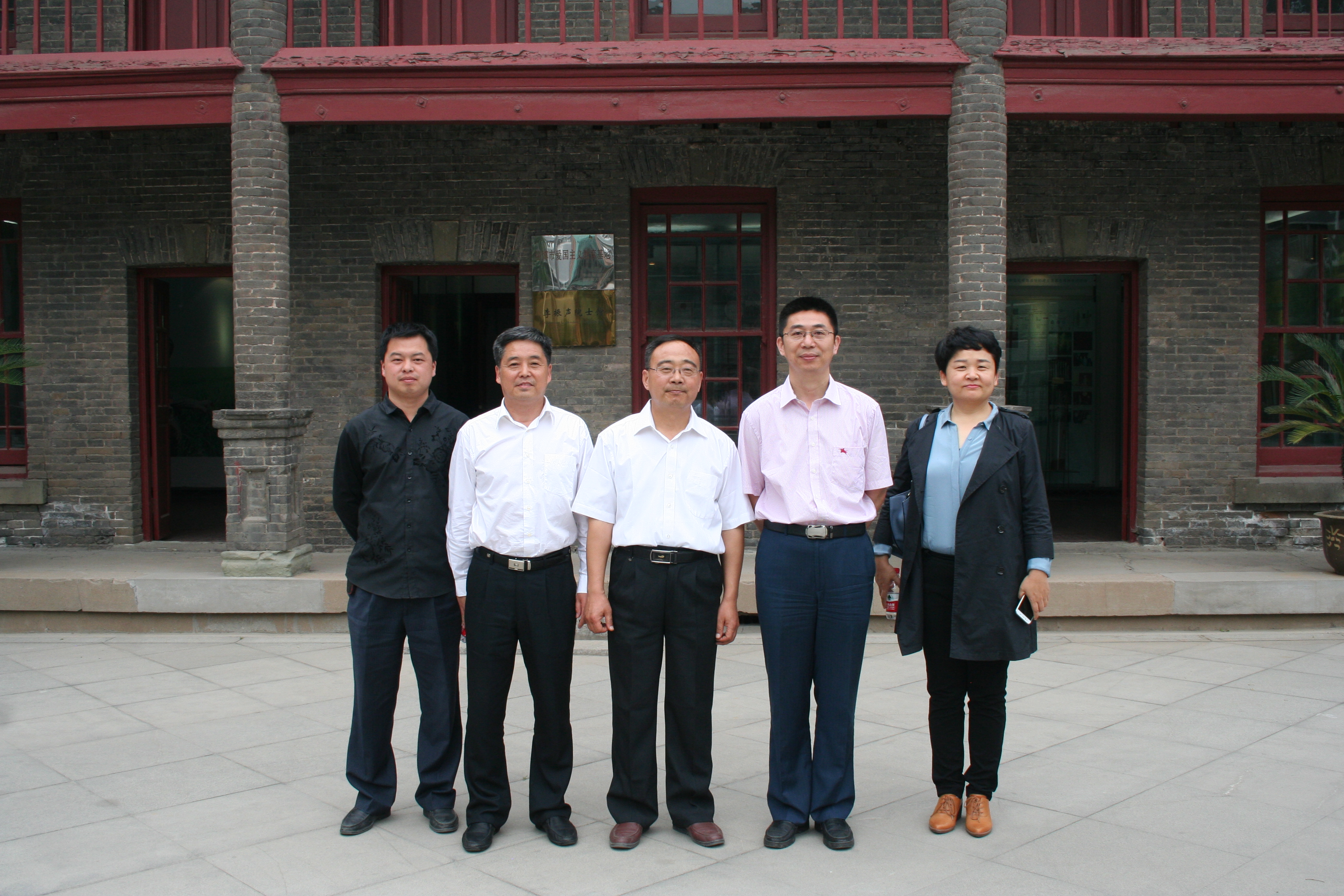 领导老师们在李振声院士馆前合影留念